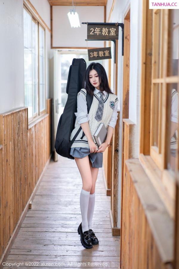 laura阿姣  [XiuRen]高清写真图 2022.12.08 No.5970 laura阿姣 短裙美腿第2张图片